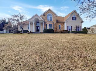 41 Sherwood Dr, Shoreham, NY 11786