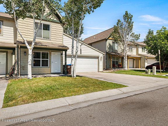 3rd image of 119 W 26th St