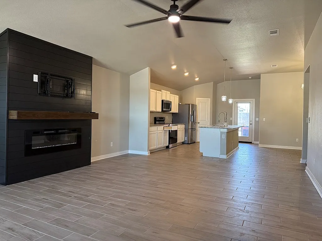 3 bed, 2.0 bath, 1667 sqft, $2,500 — Photo 2