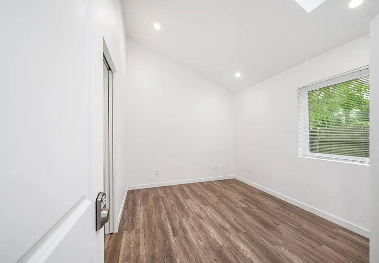 422 N Batavia St — Photo 13