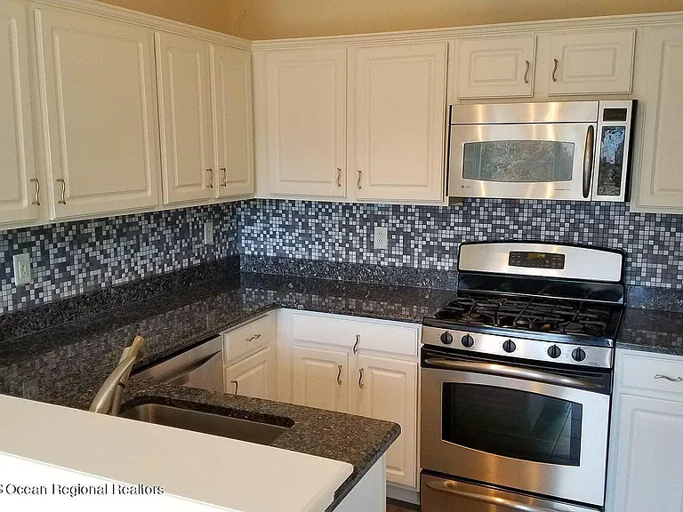 11 Hawthorne Dr — Photo 2
