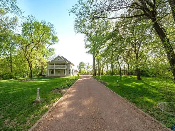 109 Wildwood Dr, Mission Hill, SD 57046