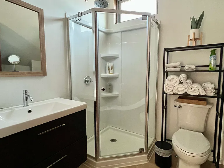 Bathroom (upstairs)