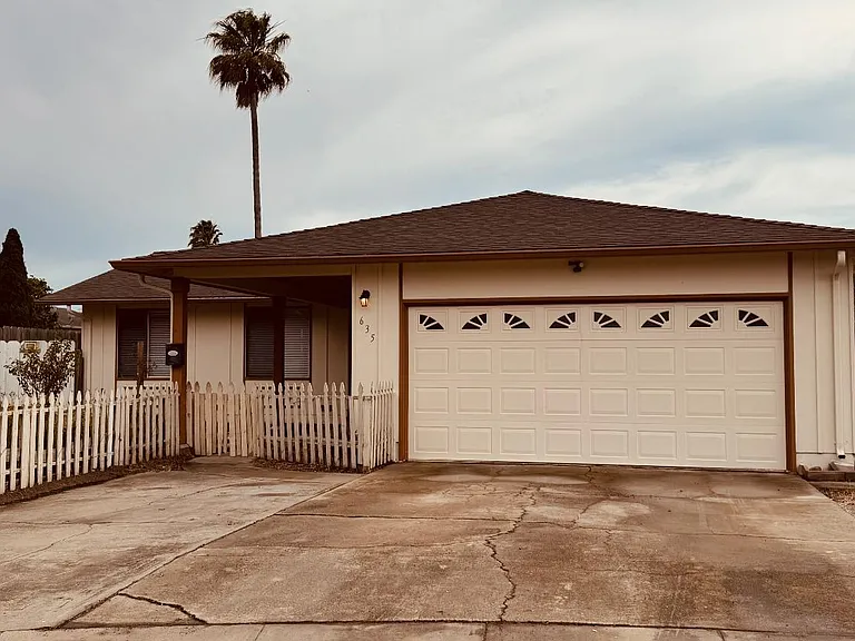 635 Seneca Pl — Photo 1