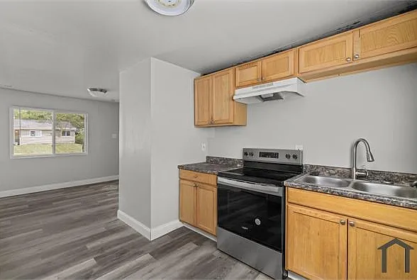3 bed, 770 sqft, $1,279 — Photo 2