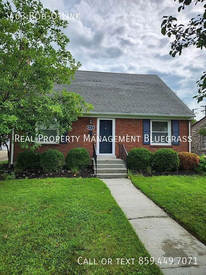 Spacious 4 bedroom 2 Bath House close to UK and Hospitals — Photo 1
