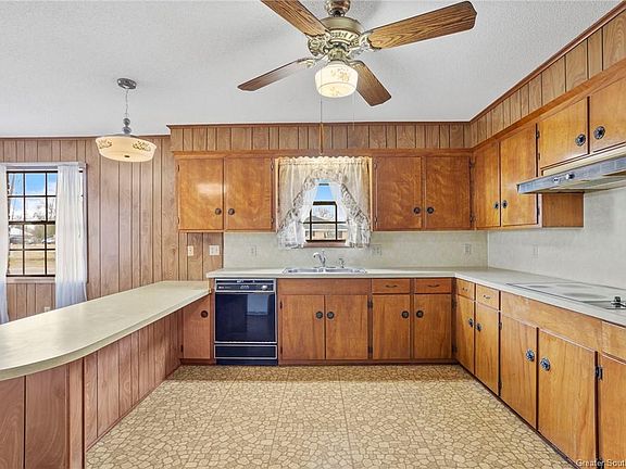 4th image of 986 Melanie Ave