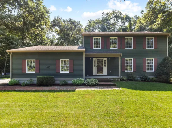 17 Chriswood Trace, Ledyard, CT 06339