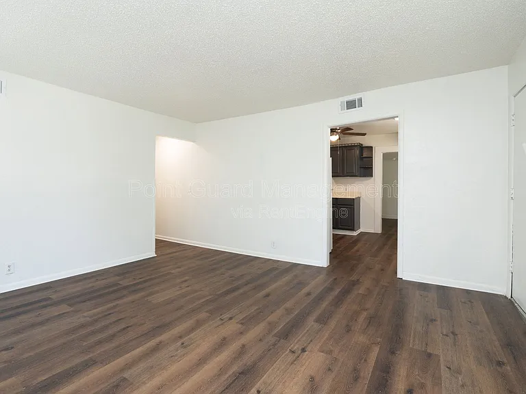 631 N Mount Carmel St — Photo 3