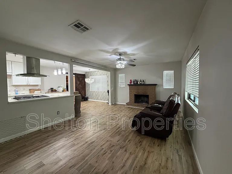 2514 E Fairmount Ave — Photo 8