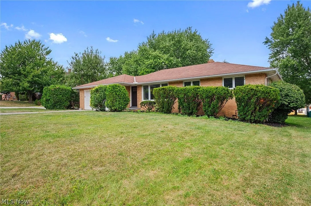 4 bed, 1.5 bath, 1976 sqft, $2,450 — Photo 2