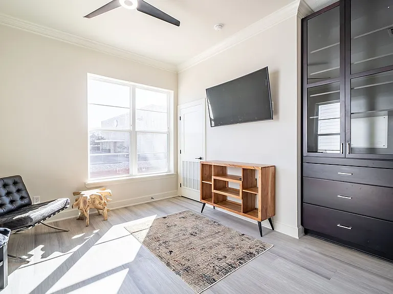 528 W Erwin — Photo 14
