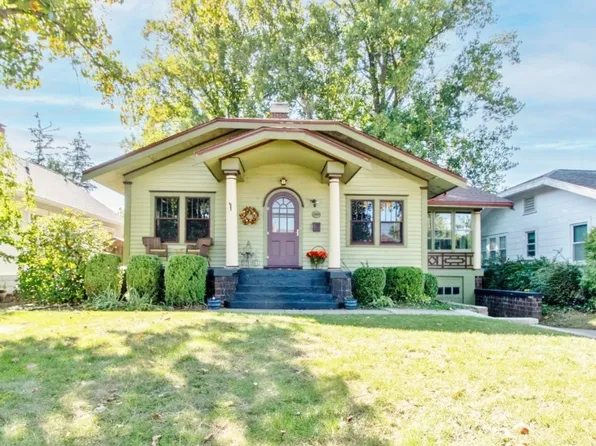 2005 E Taylor St, Bloomington, IL 61701