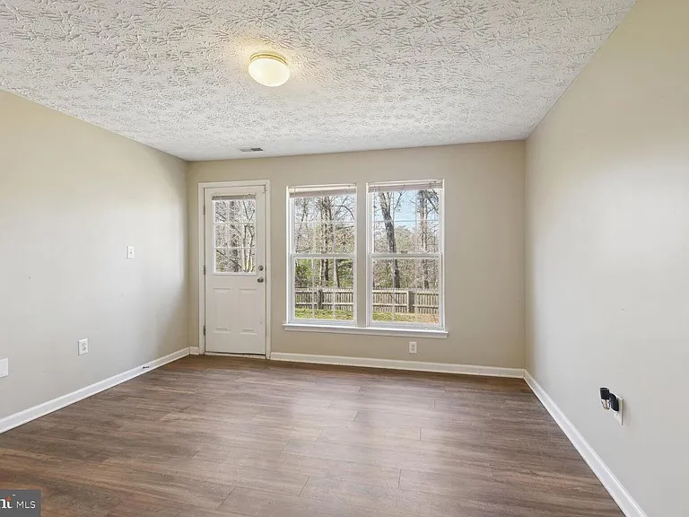 8322 Lyndhurst St — Photo 37