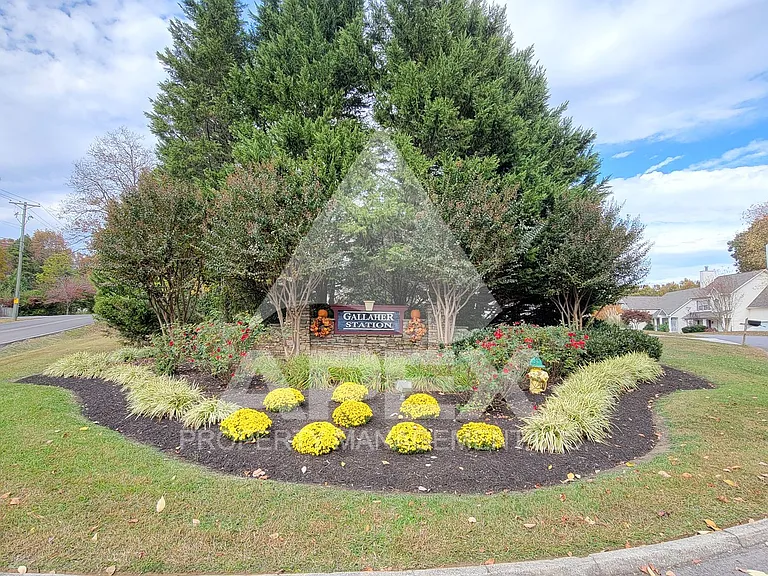 8140 Faircrest Ln — Photo 33