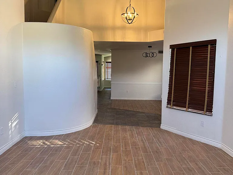 518 W Scott Ave — Photo 2