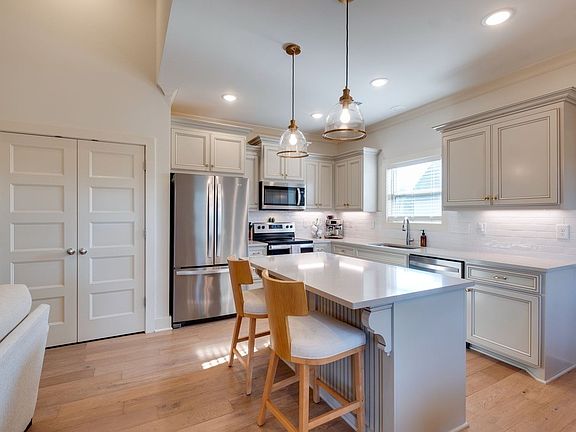 5th image of 811 Ridgestone Pl