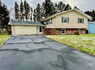57 Oakbend Ln, Rochester, NY 14617