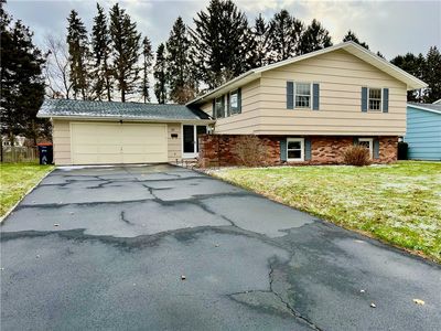 57 Oakbend Ln, Rochester, NY, 14617