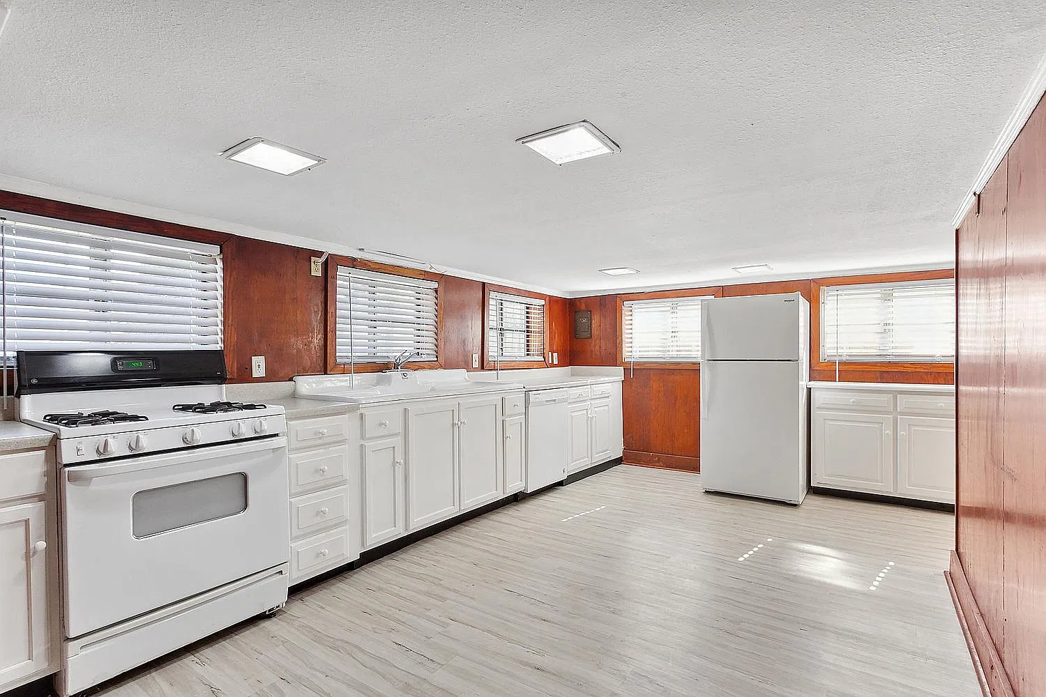 1 bed, 1000 sqft, $1,350 — Photo 2