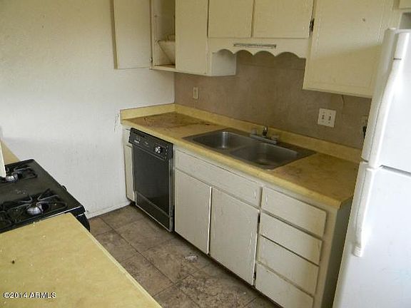 3rd image of 2202 W Larkspur Dr