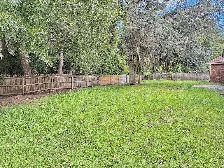 1130 Montclair Dr — Photo 35