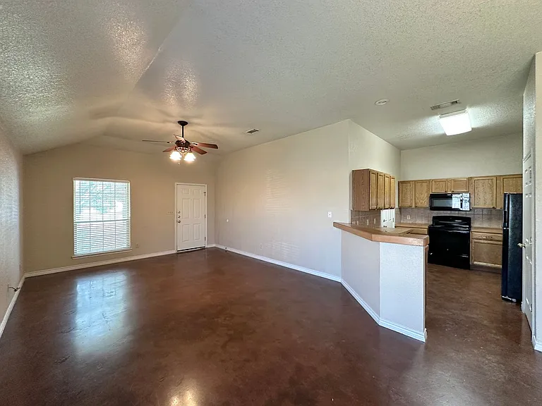 2103 Charleston Ct — Photo 5
