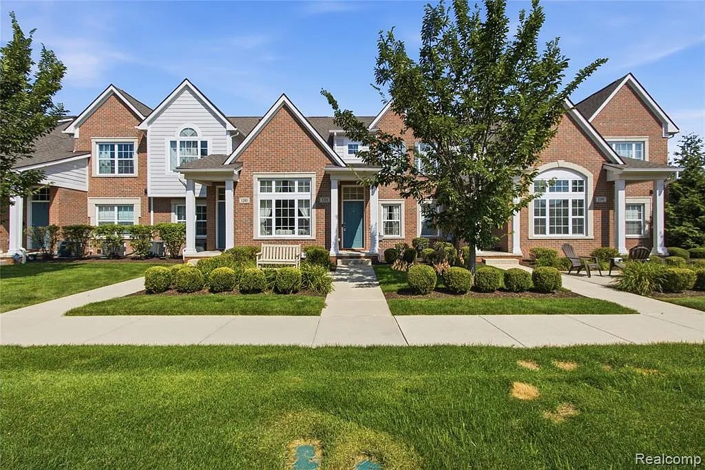 2 bed, 2.0 bath, 2032 sqft, $2,400 — Photo 1