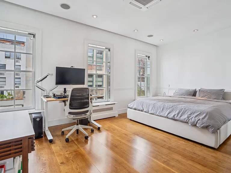 221 W 13th St #PENTHOUSE — Photo 3
