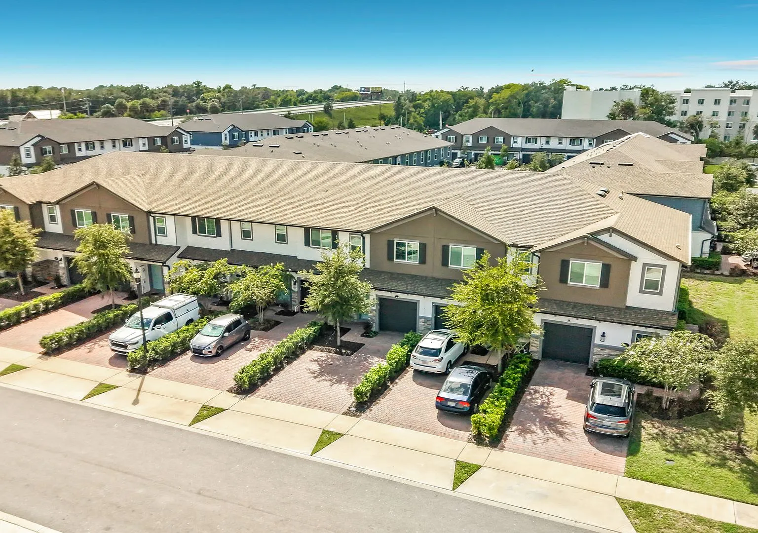 Modern 3-Bedroom Townhome with Loft, Pool & Pet-Friendly Community — Photo 2