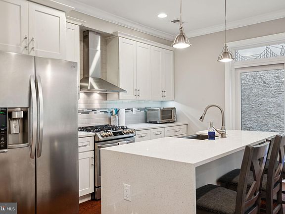 5th image of 224 W Wildey St