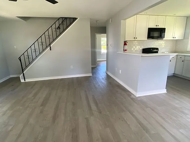 51 Peacock Ln — Photo 2