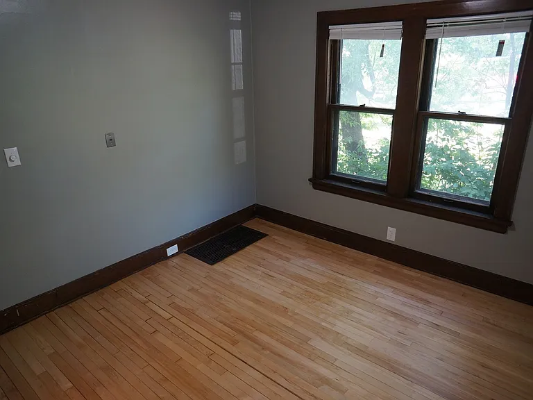 808 E 3rd St — Photo 3