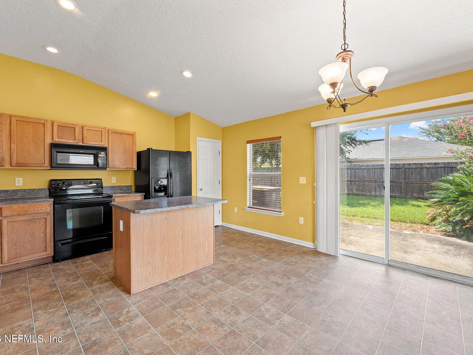 3 bed, 2.0 bath, 1596 sqft, $1,850 — Photo 4