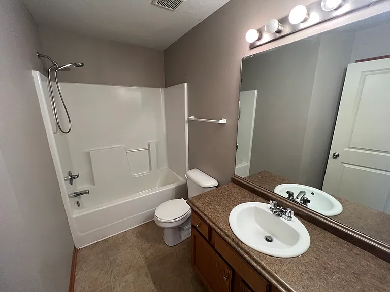 480 SE Waco Pl — Photo 14