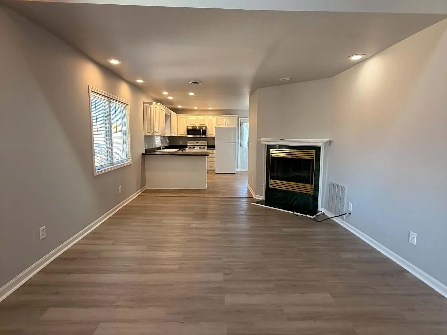 1 bed, 1.5 bath, 1100 sqft, $997 — Photo 4