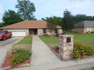 1210 N Collegiate Dr, Paris, TX 75460