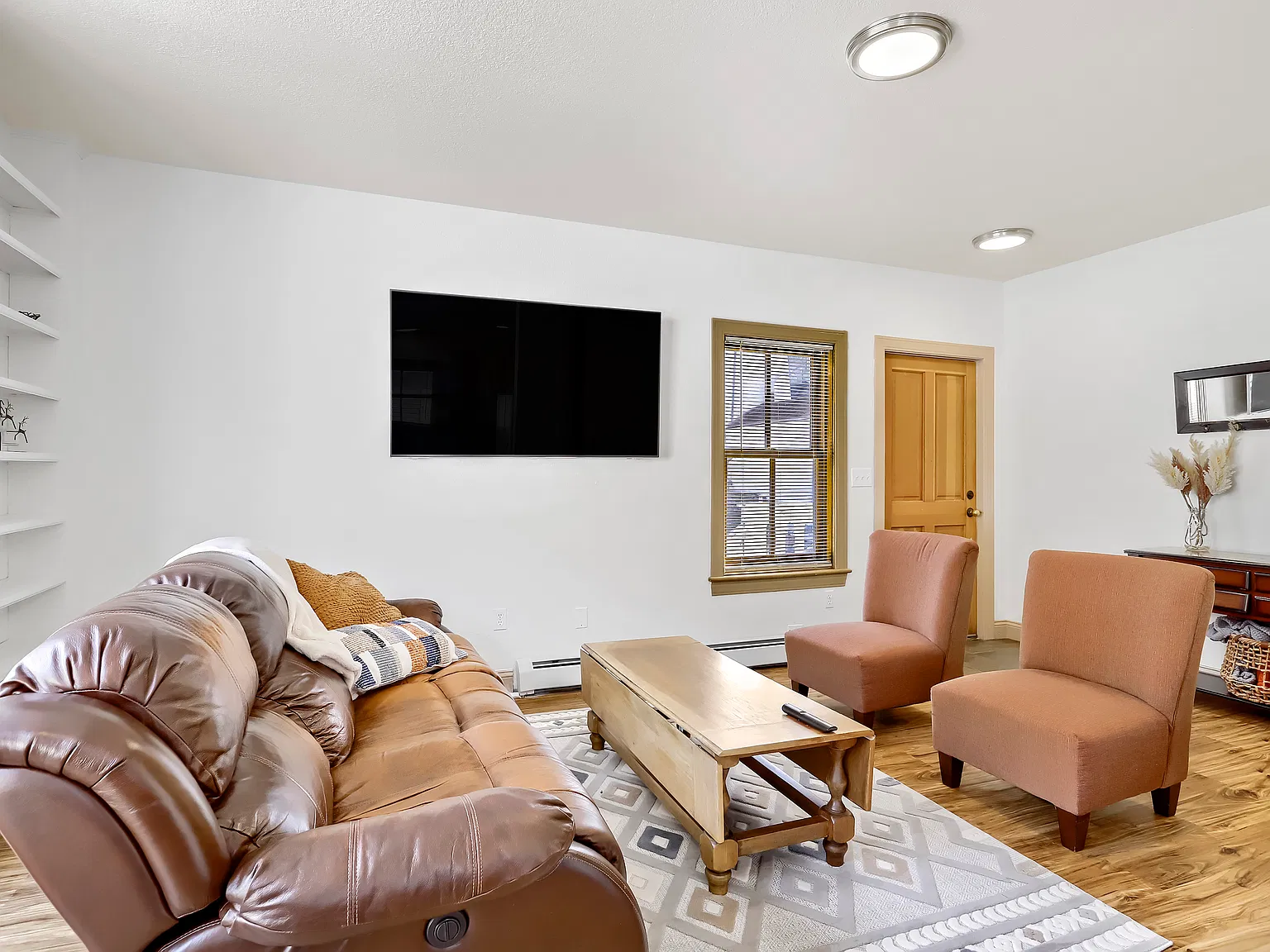 2 bed, 850 sqft, $2,500 — Photo 3