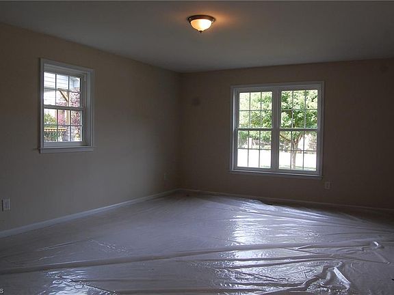 5th image of 904 Meadowood St