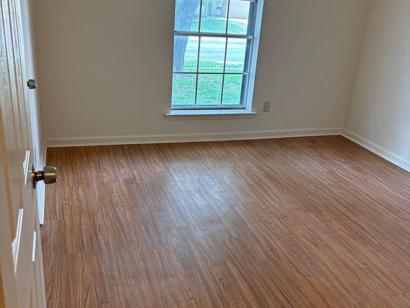4th image of 916 Willow Cir S