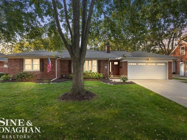 20007 Holiday Rd, Grosse Pointe Woods, MI 48236