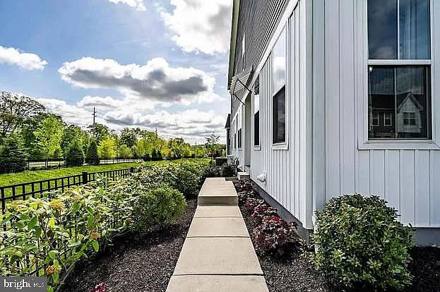 Building Photo - 608 Mockernut Ct
