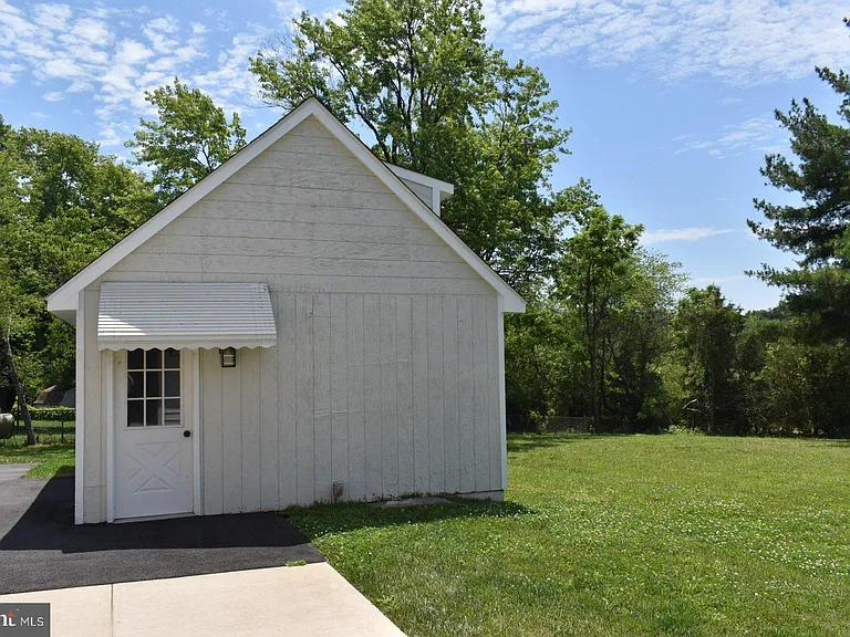 4055 Ringwood Rd — Photo 3