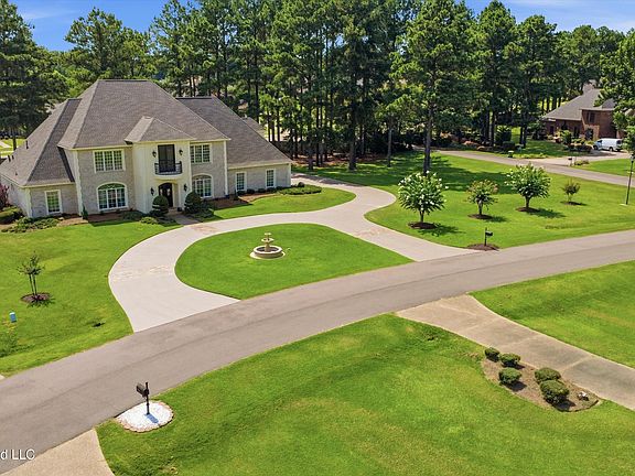 2nd image of 301 Pinehurst Cir