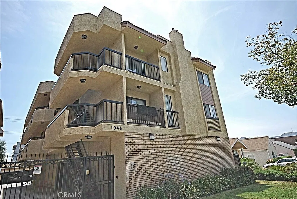 2 bed, 950 sqft, $2,400 — Photo 3