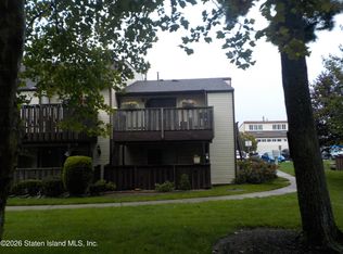 110 Timber Ridge Dr, Staten Island, NY 10306