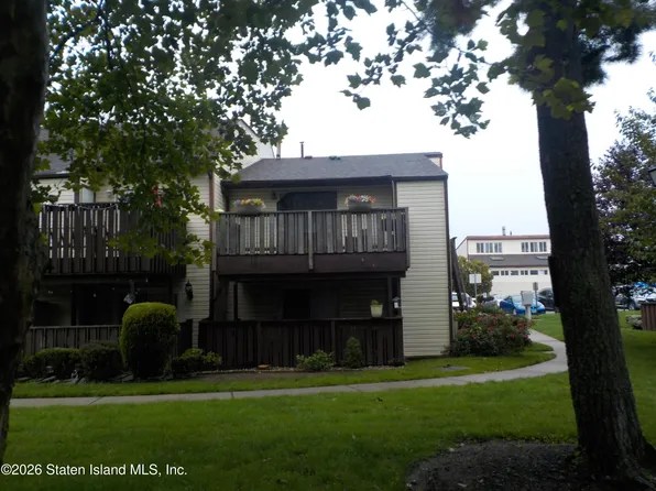 110 Timber Ridge Dr, Staten Island, NY 10306