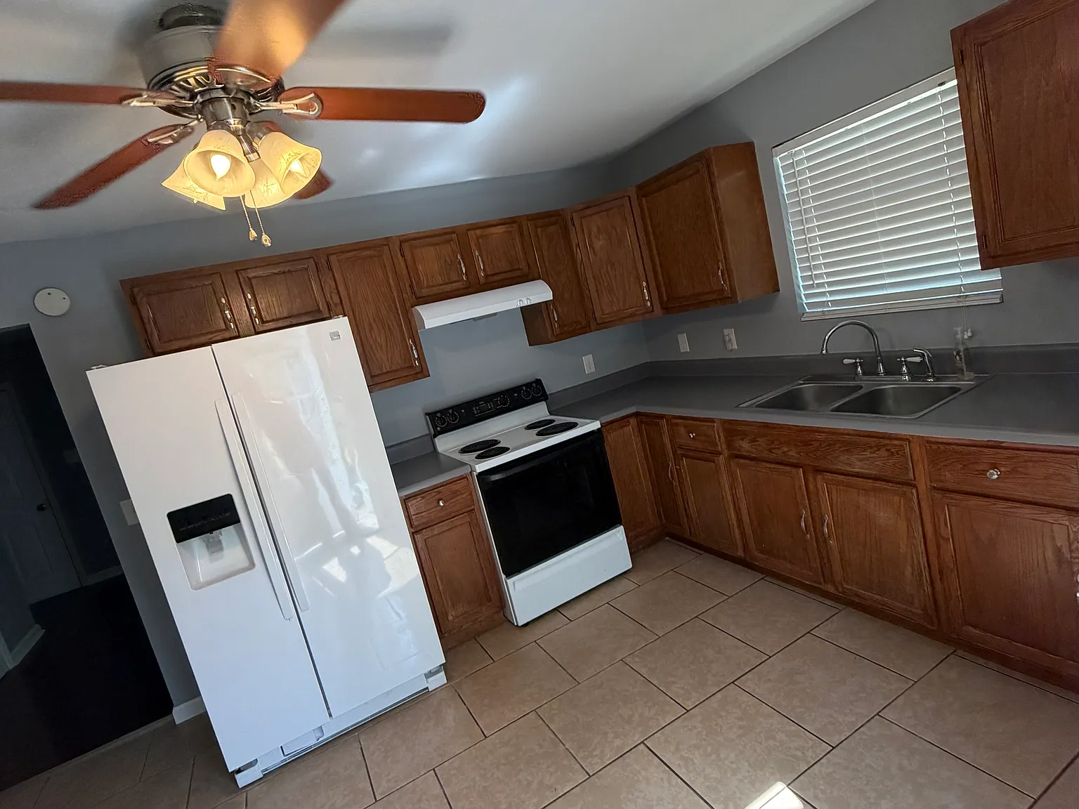 3 bed, 1056 sqft, $2,000 — Photo 3