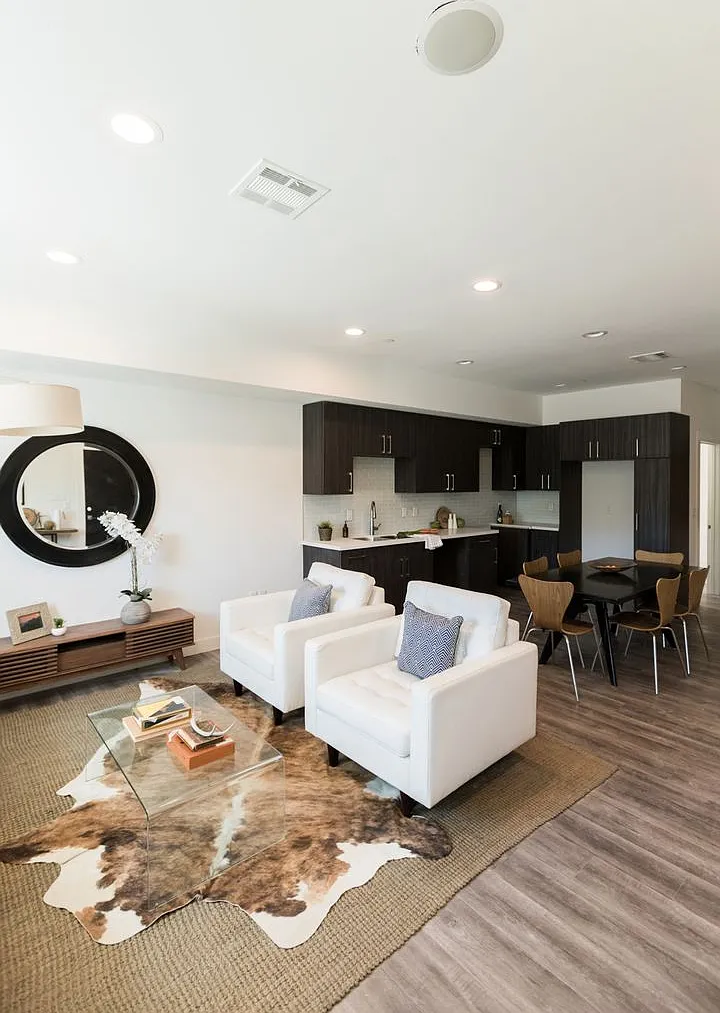 14827 Victory Blvd — Photo 4