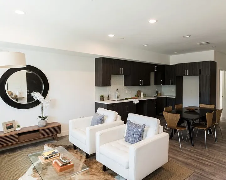 14827 Victory Blvd — Photo 4